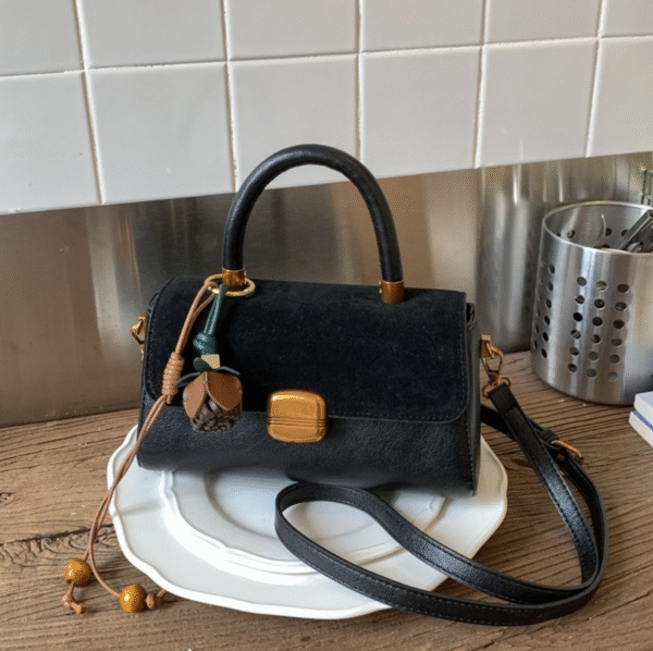 Style: One-shoulder crossbody handbag