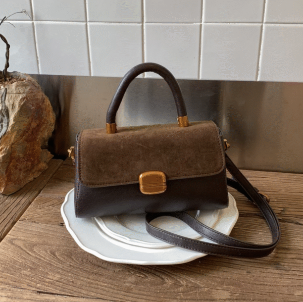 Style: One-shoulder crossbody handbag