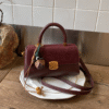 Style: One-shoulder crossbody handbag