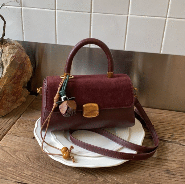 Style: One-shoulder crossbody handbag