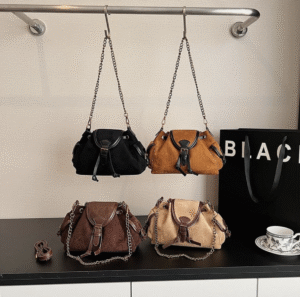 Style: One-shoulder crossbody handbag