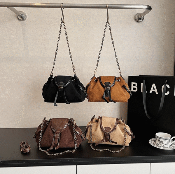 Style: One-shoulder crossbody handbag