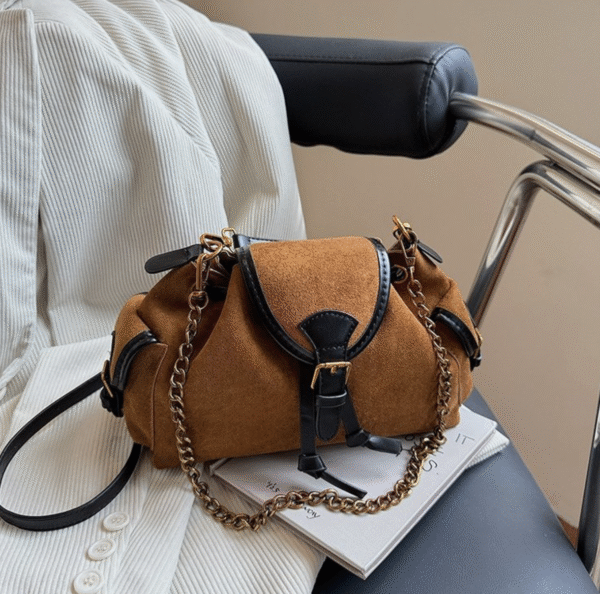 Style: One-shoulder crossbody handbag