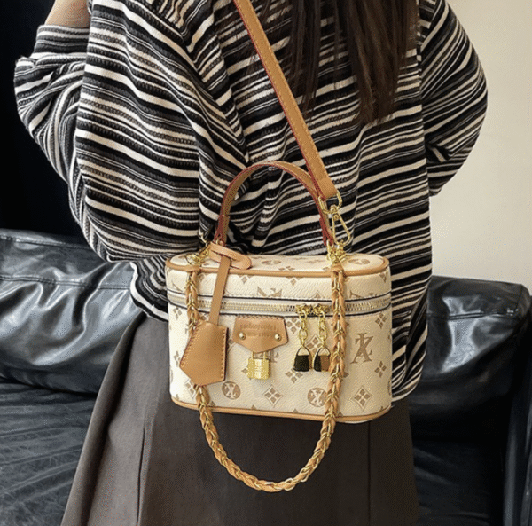 Style: one-shoulder crossbody handbag