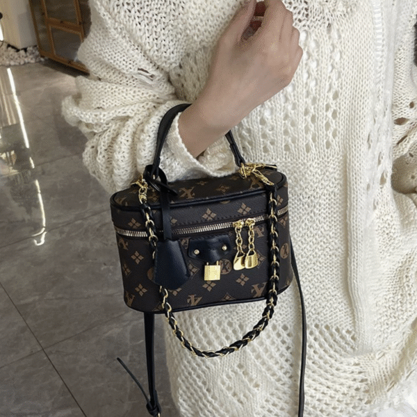 Style: one-shoulder crossbody handbag