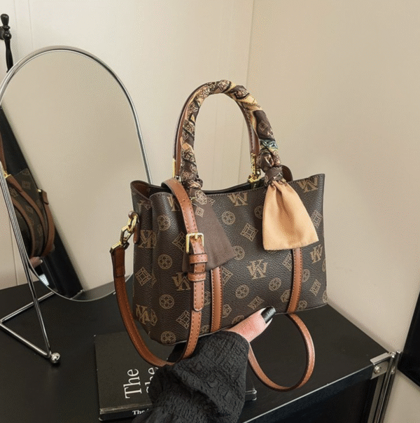 Style name: One-shoulder crossbody handbag