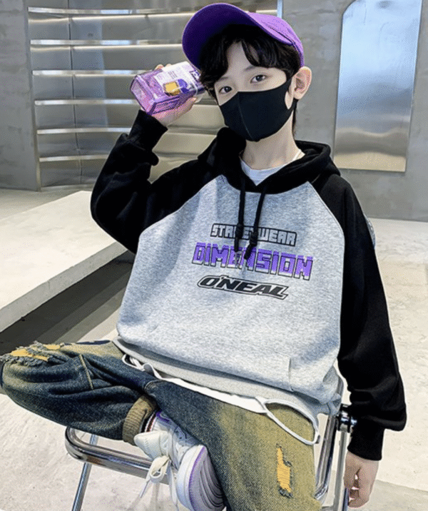 Three-row letter print hooded sweatshirt with gray sleeves and black sleeves